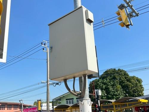 ตู้ควบคุมไฟจราจรปุ่มกดคนเดินข้าม