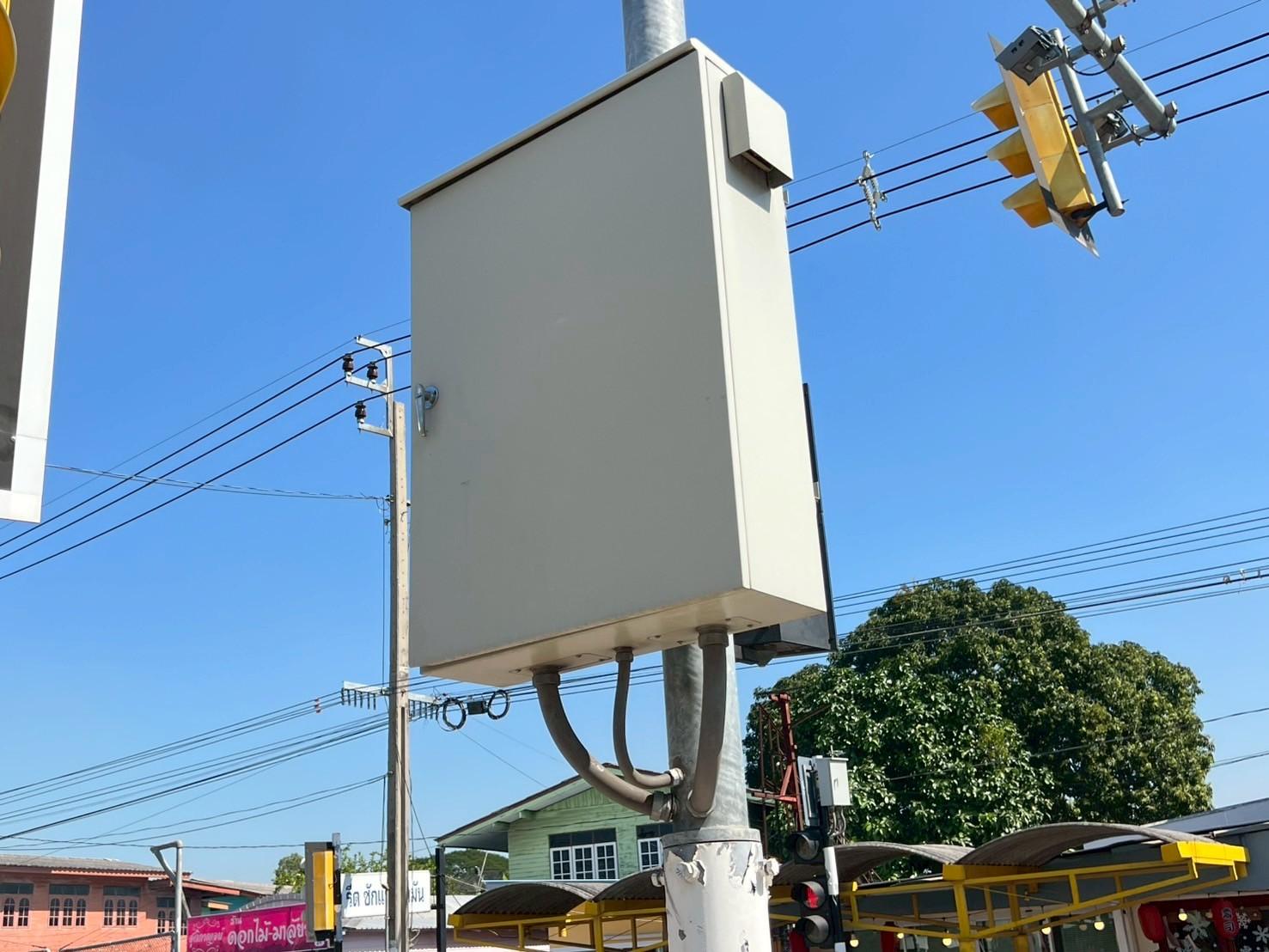 ตู้ควบคุมไฟจราจรปุ่มกดคนเดินข้าม