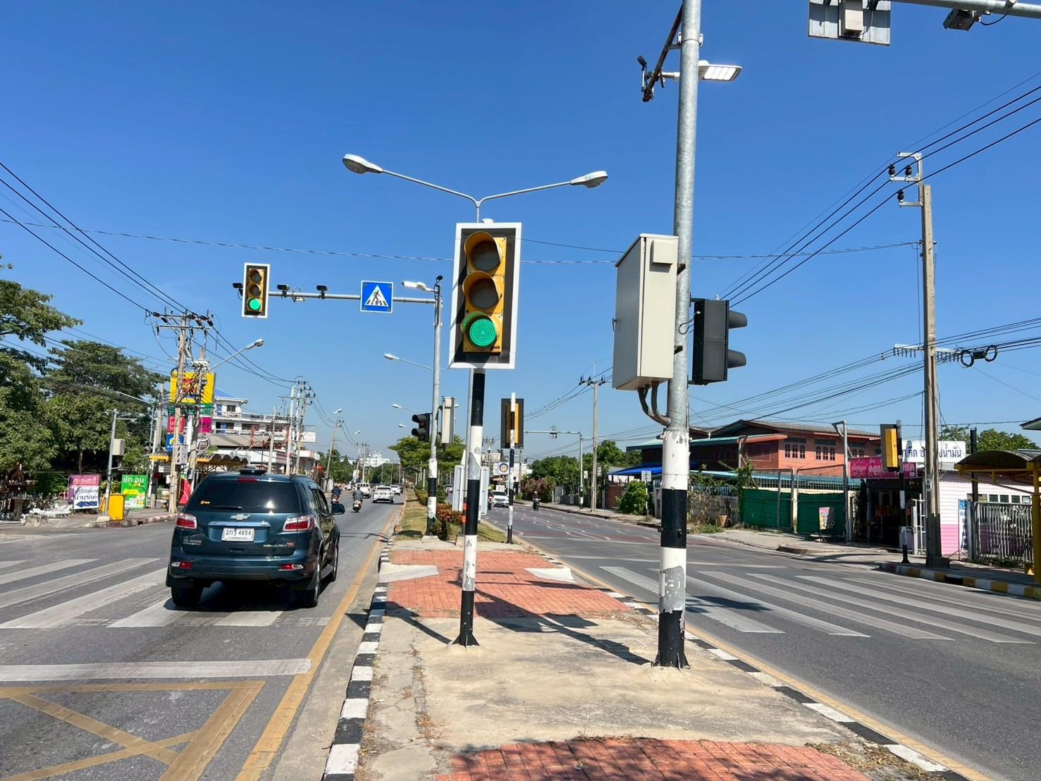 ตู้ควบคุมไฟจราจรปุ่มกดคนเดินข้าม