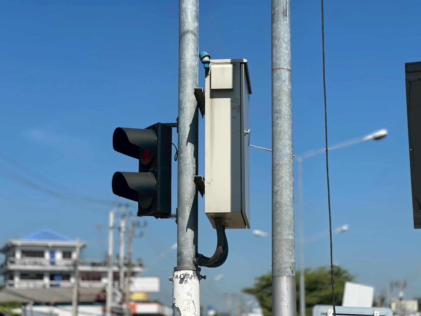 ตู้ควบคุมไฟจราจรปุ่มกดคนเดินข้าม