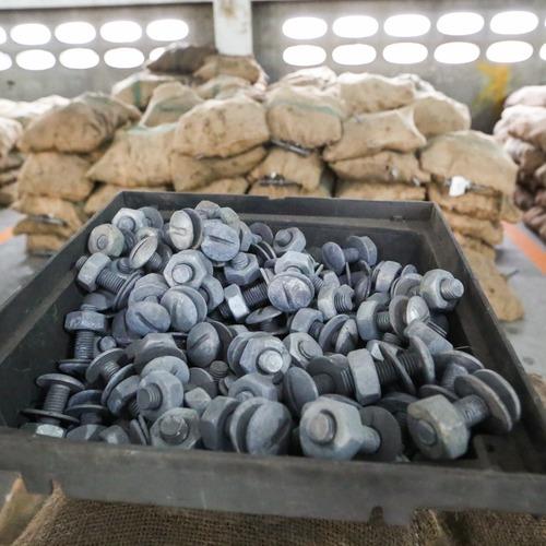 น็อต, แหวน และ Bolt และประกับล็อคเสา